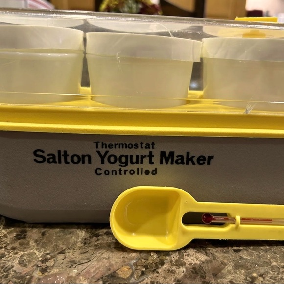 Thermostat Controlled Salton Yogurt Maker - Picture 1 of 4